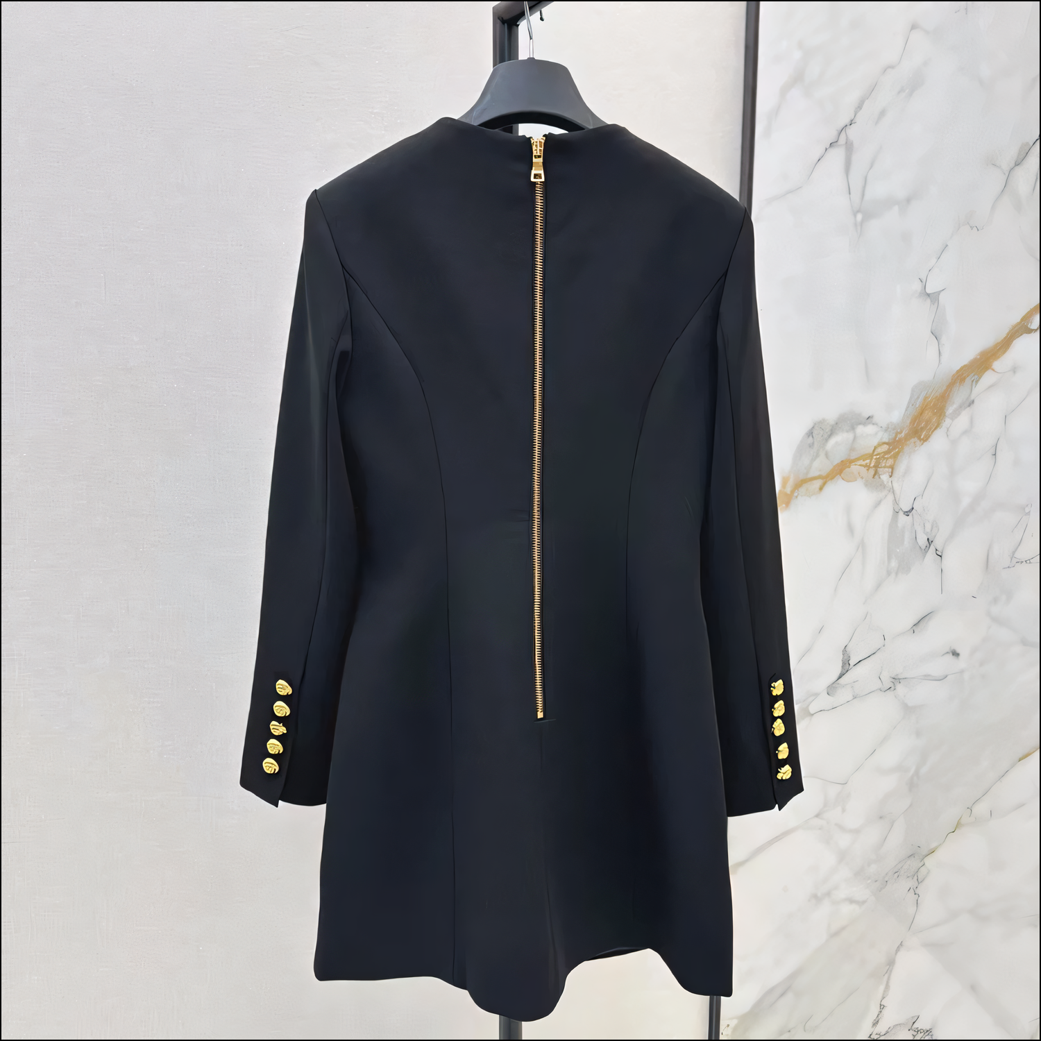 Schickes Damen-Slim-Fit-Schwarzes V-Ausschnitt-Kleid mit Metallknöpfen